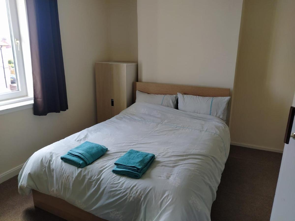 Self Catering 2 Bedroom Flat, Frequent Buses, 1-Minute Walk To Bus Stop, 20 Minutes To City Center Единбург Екстер'єр фото