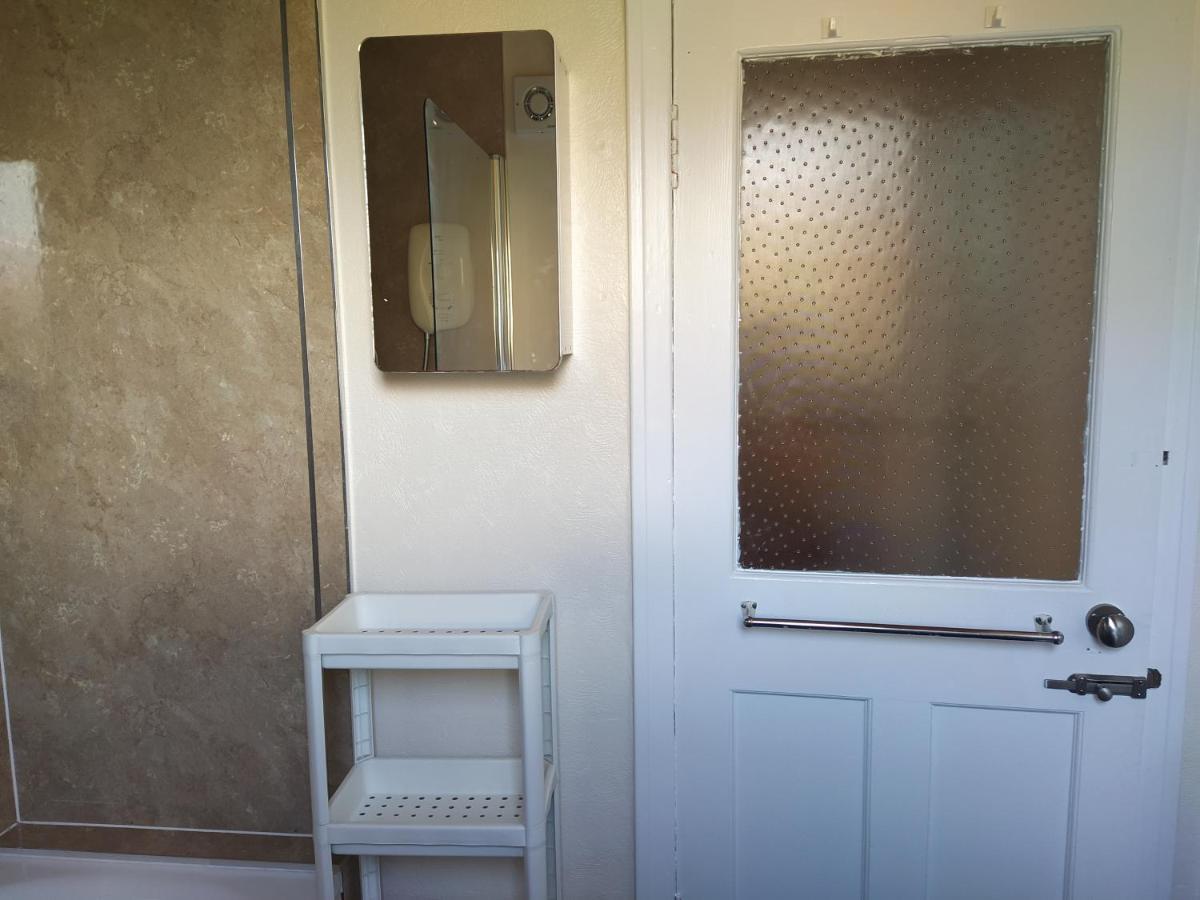 Self Catering 2 Bedroom Flat, Frequent Buses, 1-Minute Walk To Bus Stop, 20 Minutes To City Center Единбург Екстер'єр фото