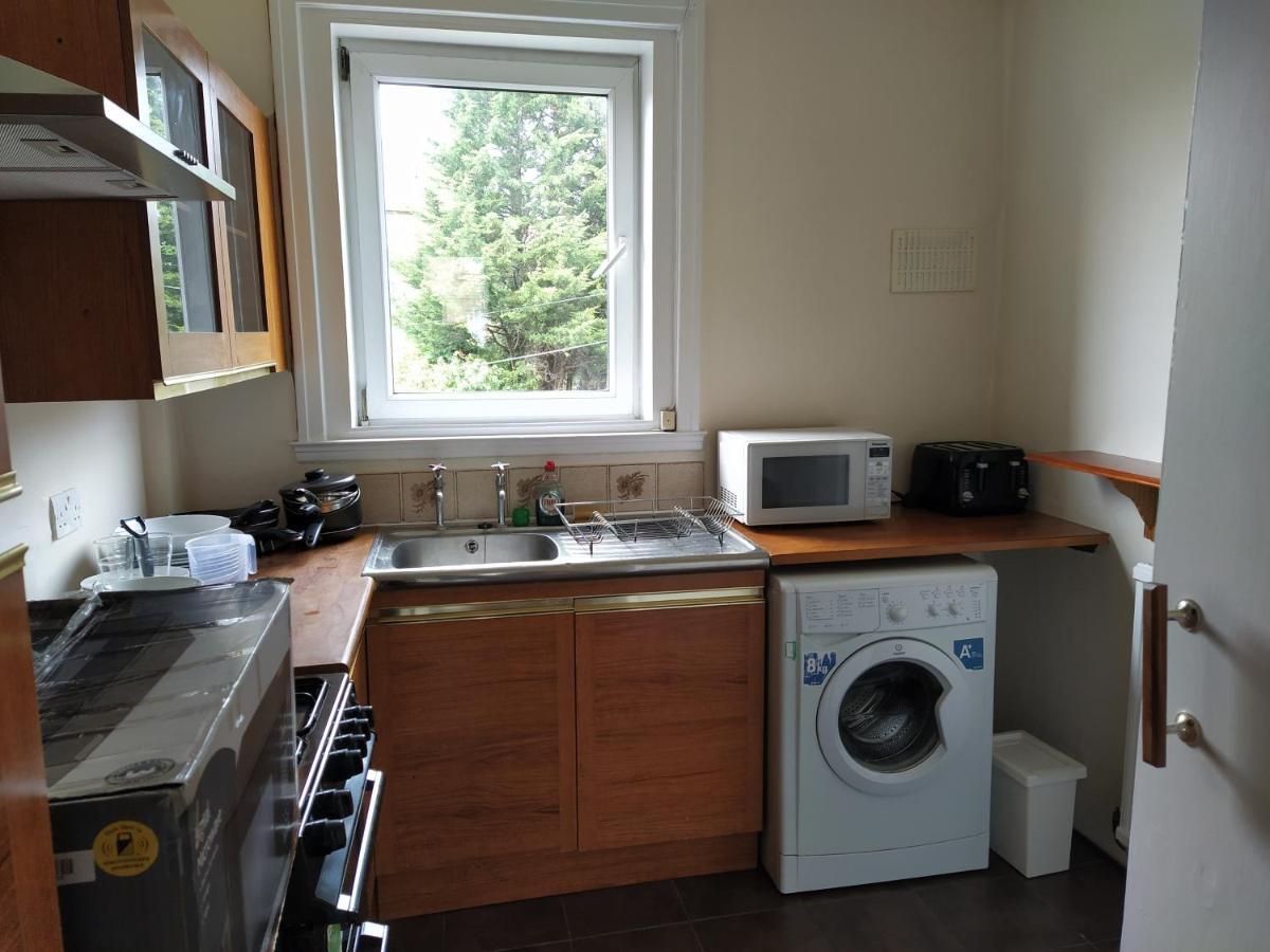 Self Catering 2 Bedroom Flat, Frequent Buses, 1-Minute Walk To Bus Stop, 20 Minutes To City Center Единбург Екстер'єр фото