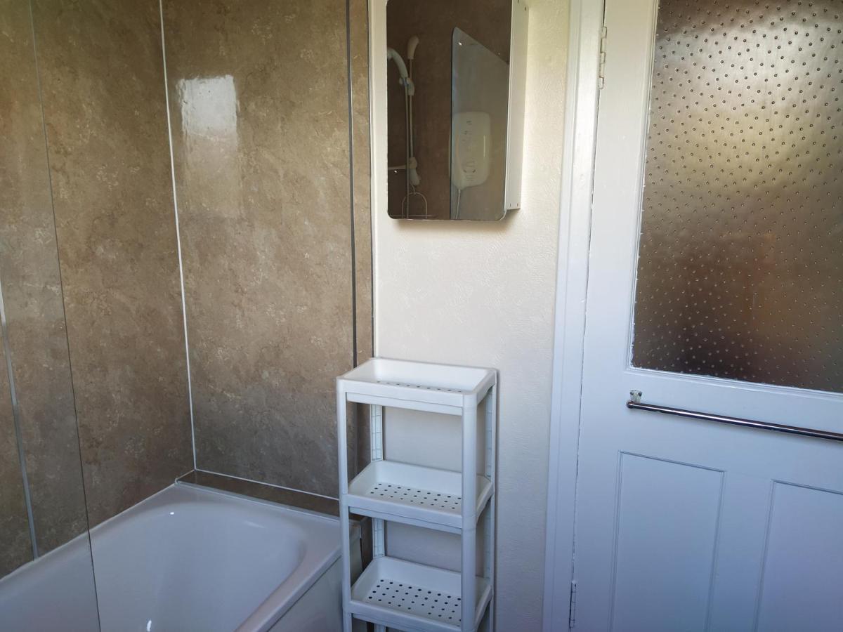 Self Catering 2 Bedroom Flat, Frequent Buses, 1-Minute Walk To Bus Stop, 20 Minutes To City Center Единбург Екстер'єр фото
