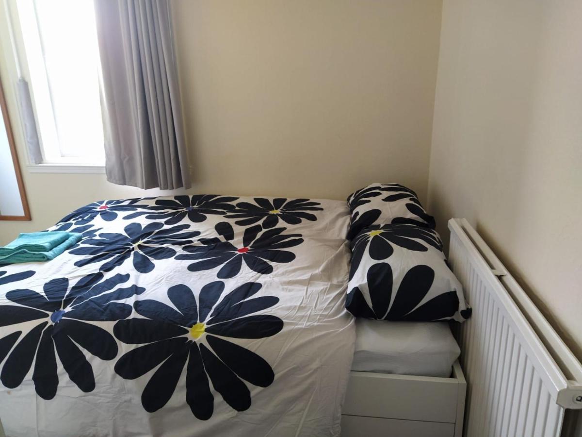Self Catering 2 Bedroom Flat, Frequent Buses, 1-Minute Walk To Bus Stop, 20 Minutes To City Center Единбург Екстер'єр фото