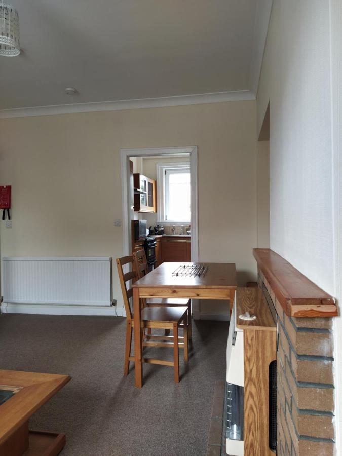 Self Catering 2 Bedroom Flat, Frequent Buses, 1-Minute Walk To Bus Stop, 20 Minutes To City Center Единбург Екстер'єр фото